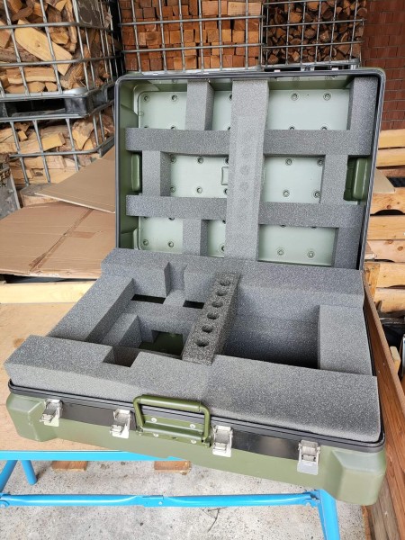 Militär Kiste Transport Box Kunststoff stapelbar 65x48x27cm